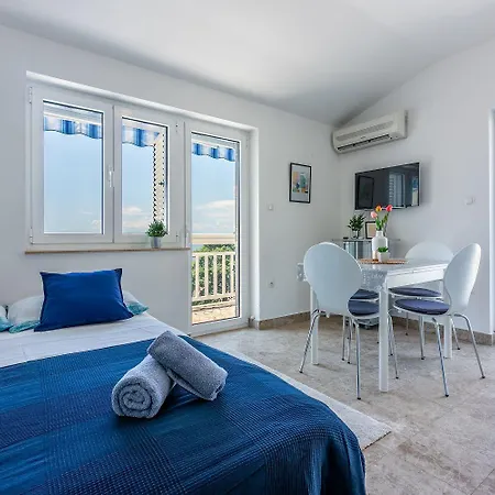 Lauschiges Nur 300 Meter Zum Mit Meerblick, Parkplatz, Grillplatz Apartment Dramalj
