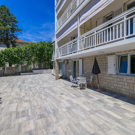 Lauschiges Nur 300 Meter Zum Mit Meerblick, Parkplatz, Grillplatz * Dramalj