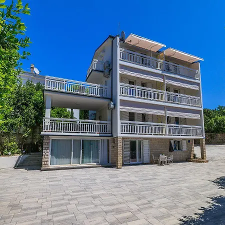 Lauschiges Nur 300 Meter Zum Mit Meerblick, Parkplatz, Grillplatz Apartment Dramalj